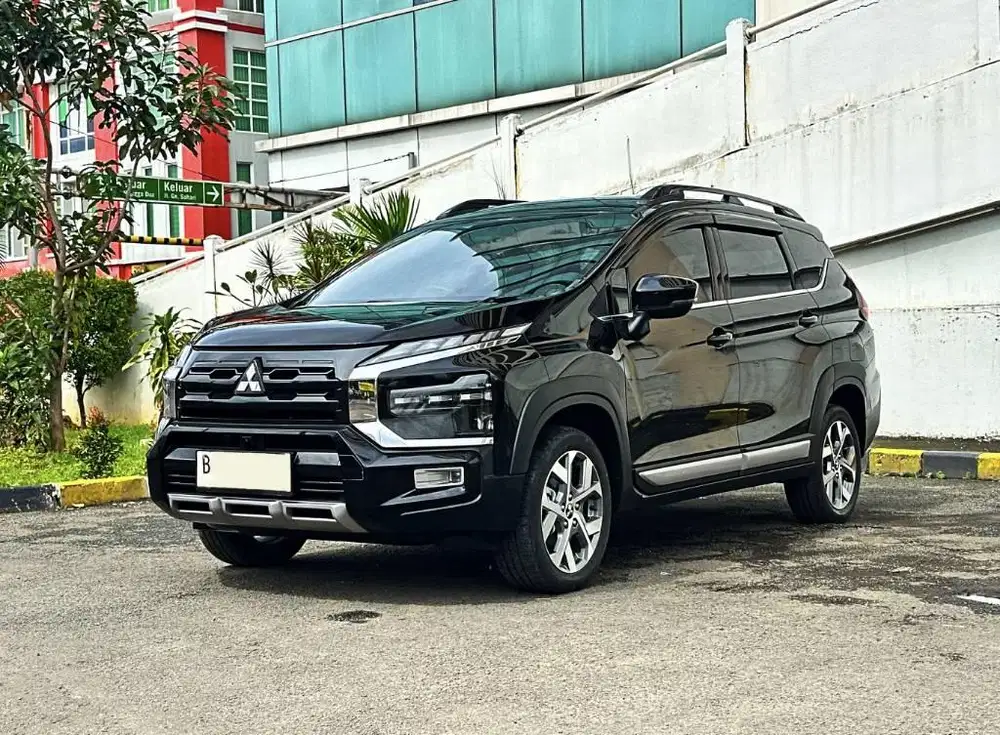Mitsubishi Xpander Cross Premium Package AT 2023 Hitam KM 30rb Record