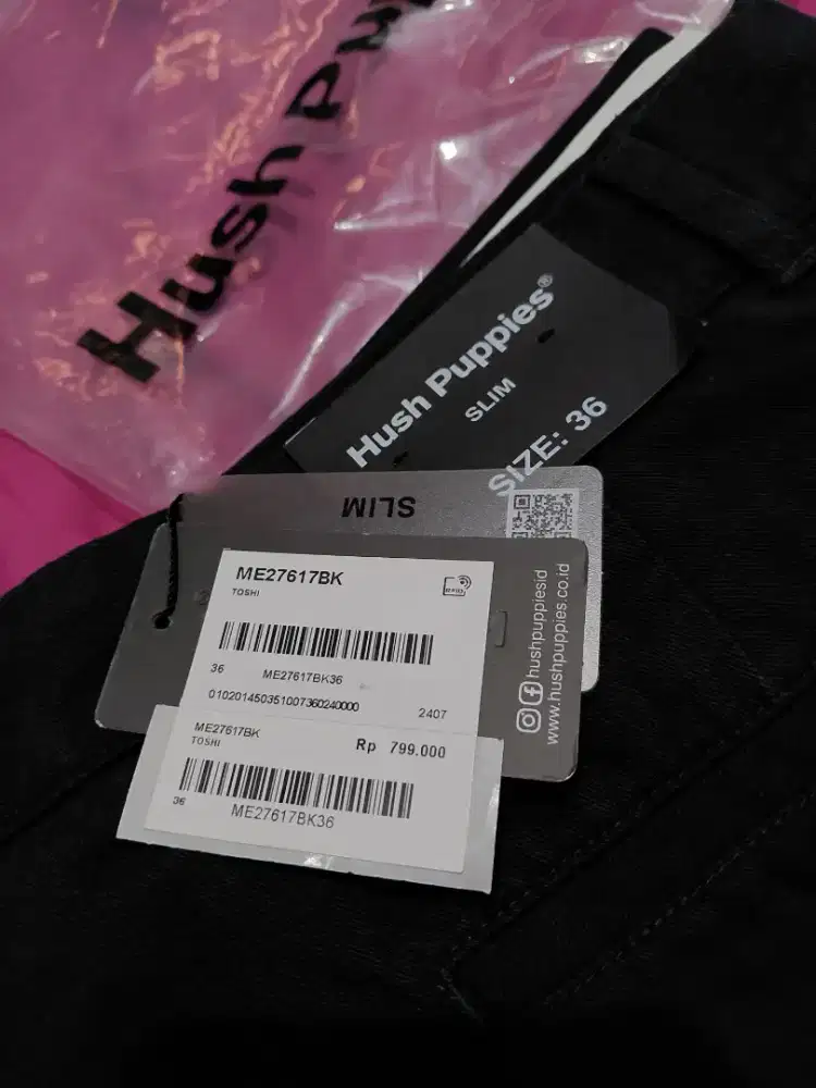 Celana panjang chinos brand huss puppies warna hitam.