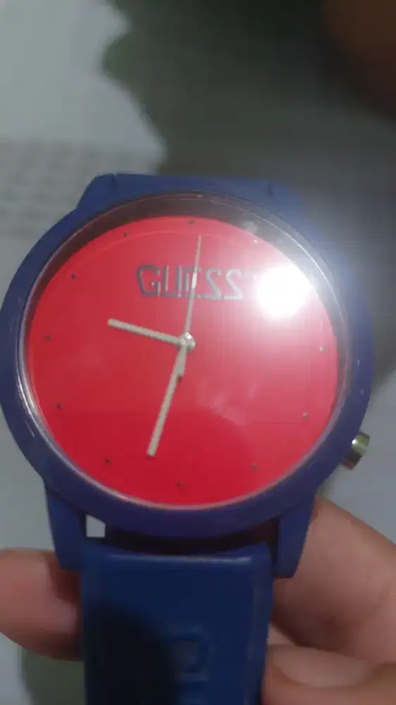 Jam tangan warna biru dan hitam merek GUESS
