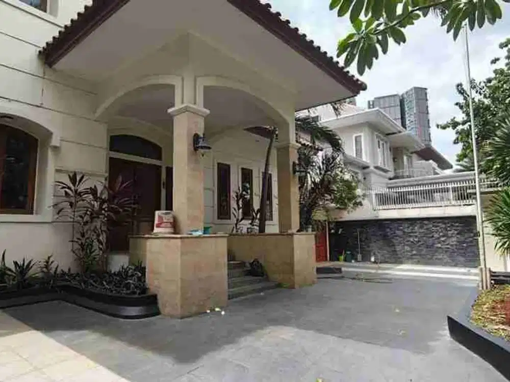 DIJUAL RUMAH HOEK  di Jl. Prapanca Raya, Jakarta Selatan.