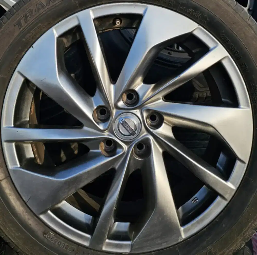 Velg Nissan Xtrail R18 PCD5x114.3 Hyperblack . Velg 4pcs kondisi bagus