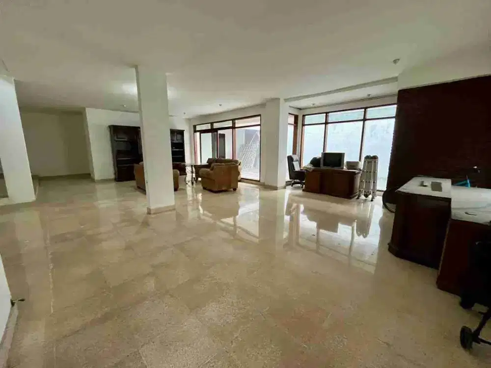 DIJUAL RUMAH 2 LT Jl. Dharmawangsa, Jakarta Selatan.