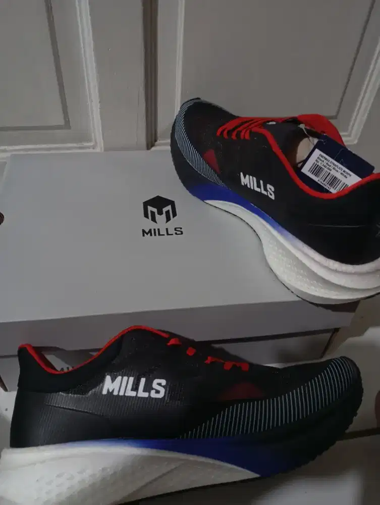 Sepatu running MILLS original