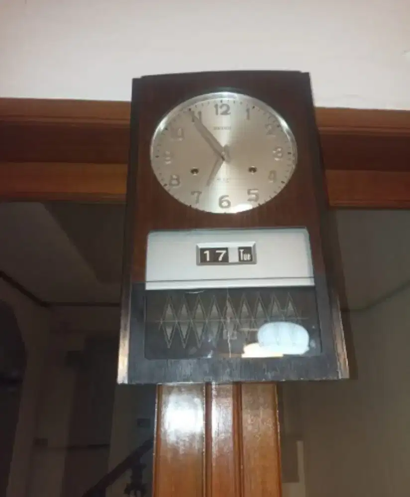 Jam dinding kayu klasik seico