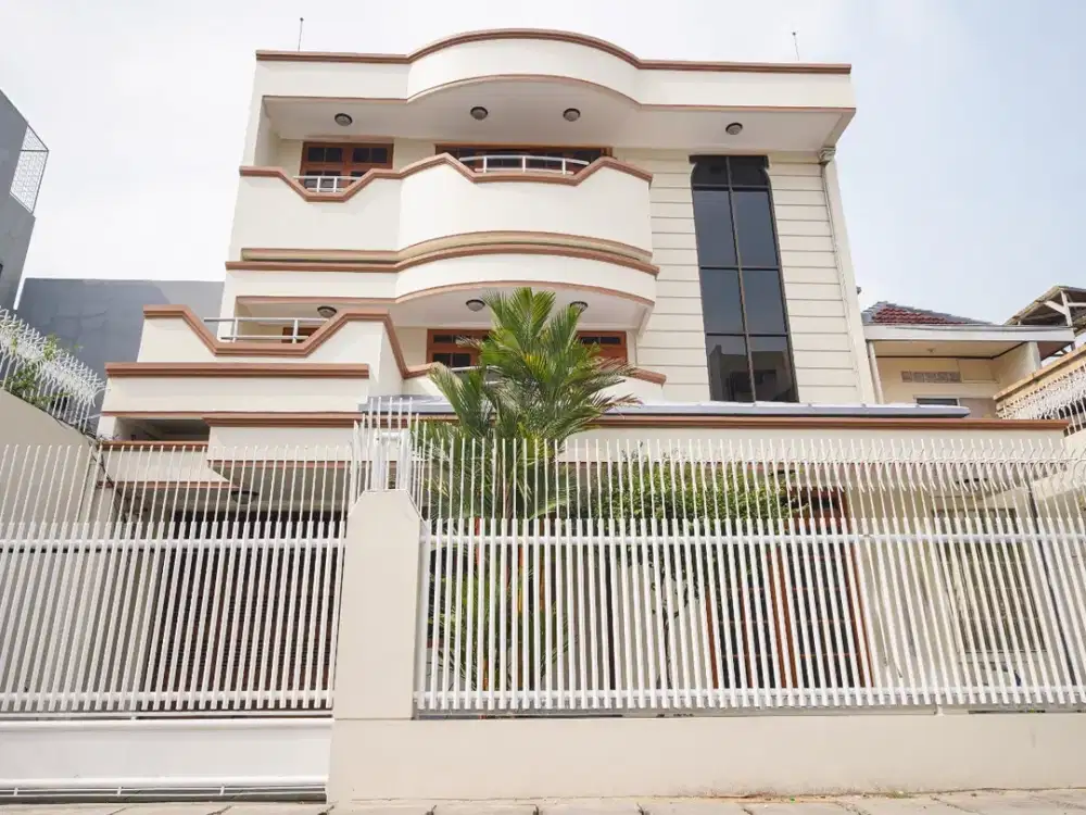 Dijual Rumah Tiga Lantai  Dan  Siap Huni Di Jakarta Barat