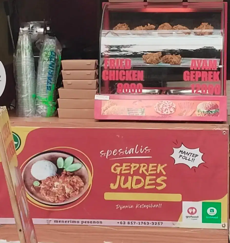 Etalase fried chicken dan mejanya