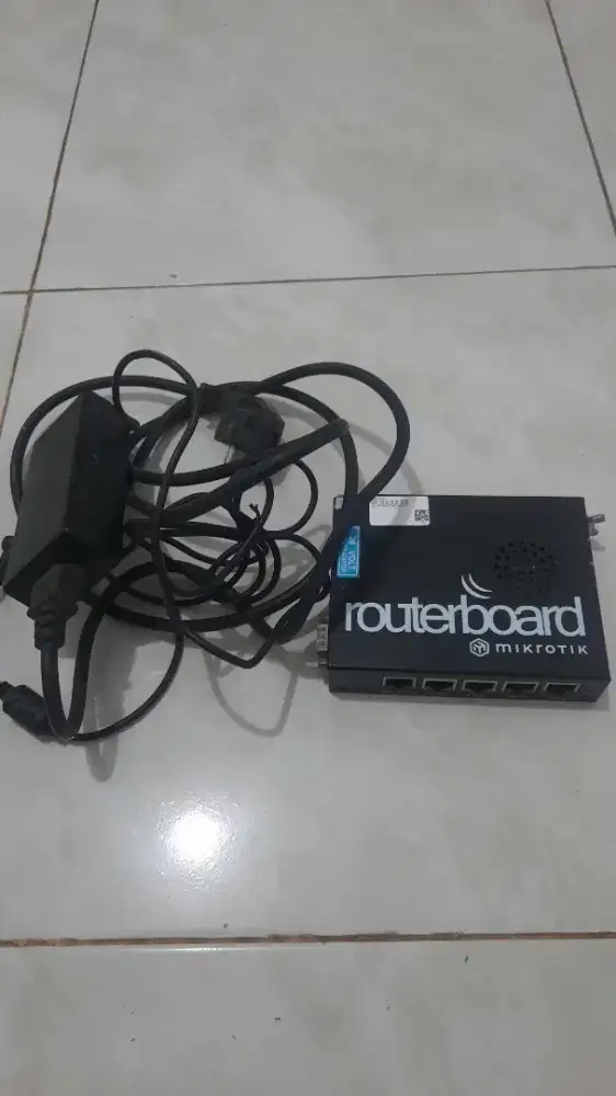 Router Bekas MIKROTIK RB450Gx4 Routerboard Indoor – 5×Gigabit, ROS7