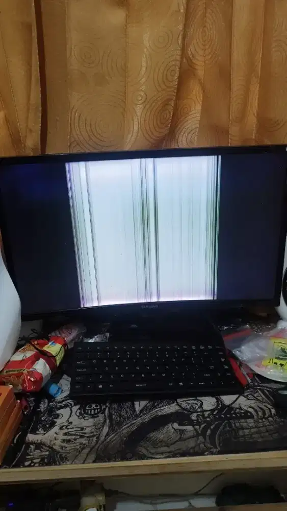 Monitor samsung 24 inch curved minus layar rusak seperti foto