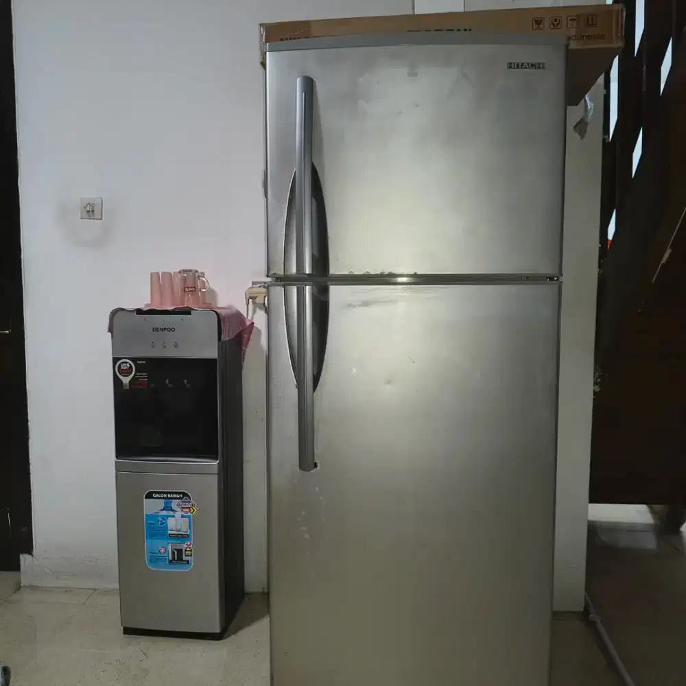 Kulkas besar 500 liter merk Hitachi silakan ambil sendiro