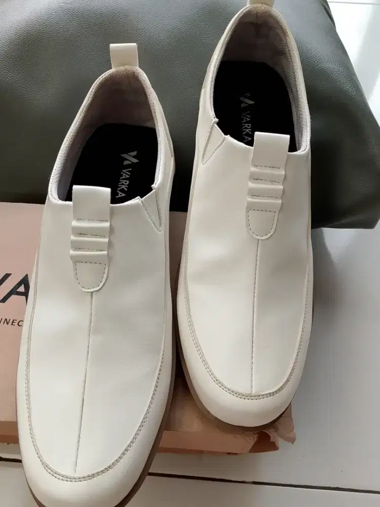 Sepatu pantofel putih