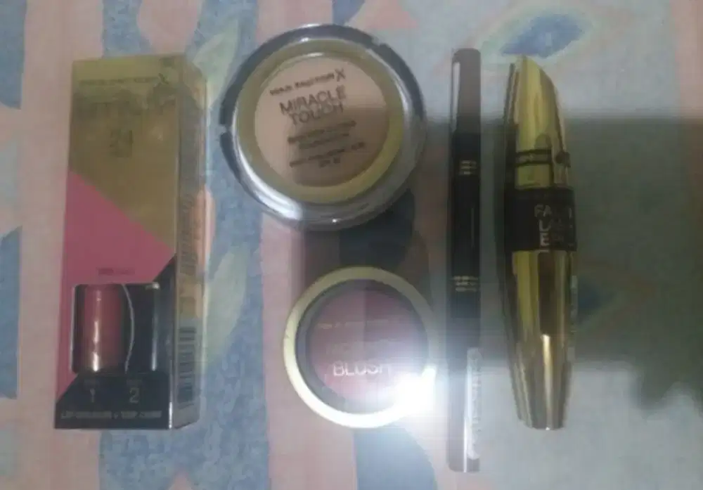 Max Factor satu paket alat makeup baru