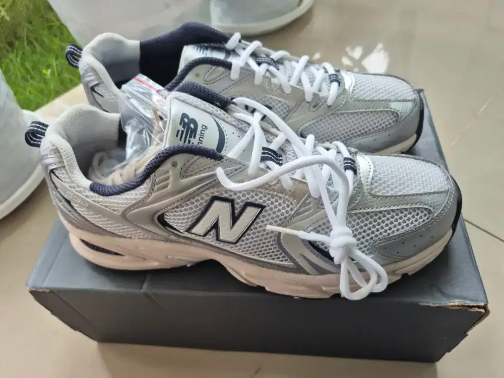 BNIB New Balance 530 Original White Silver Navy Sepatu
Lari