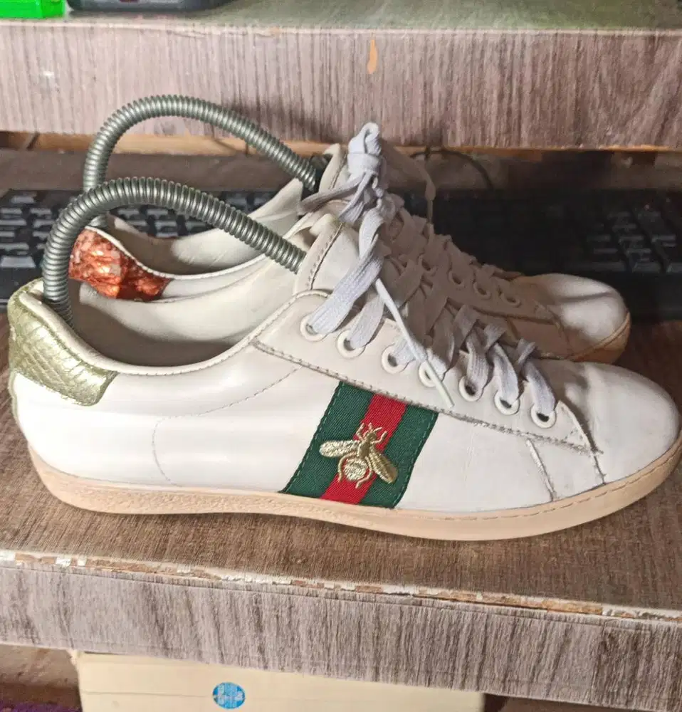 SEPATU Gucci White Athletic Shoes with gold and orange