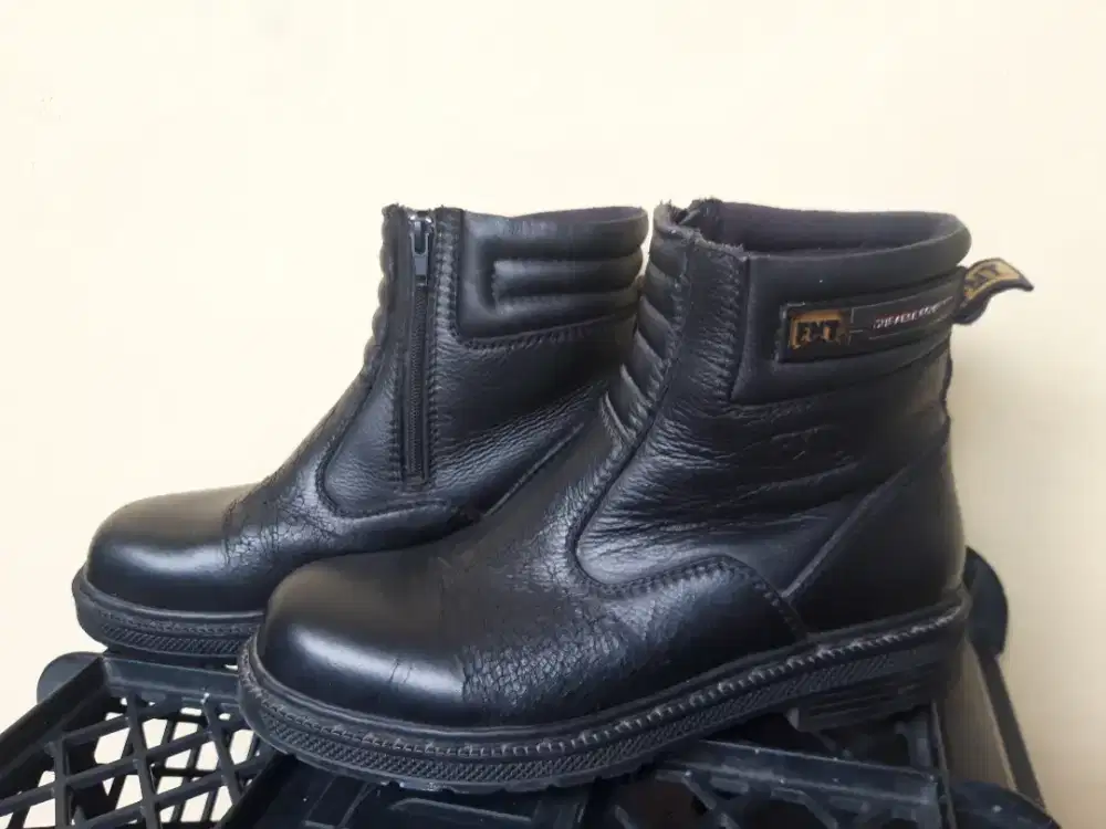 Sepatu boots pria safety