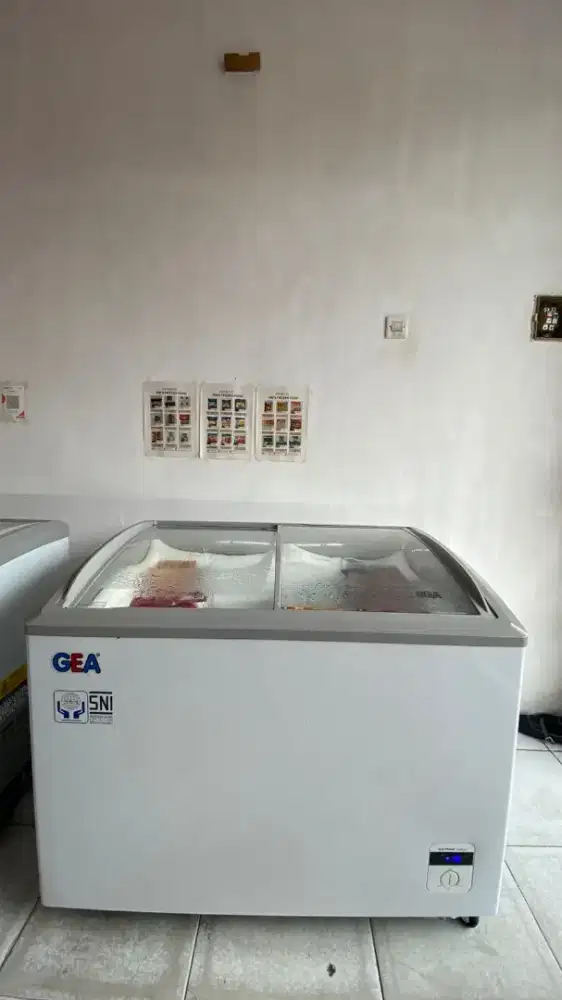 DIJUAL FREEZER GEA SD-303 303L – LIKE NEW – SIAP PAKAI USAHA -