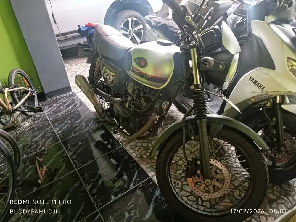 Kawasaki W175 Racer, Warna silver Tahun 2022