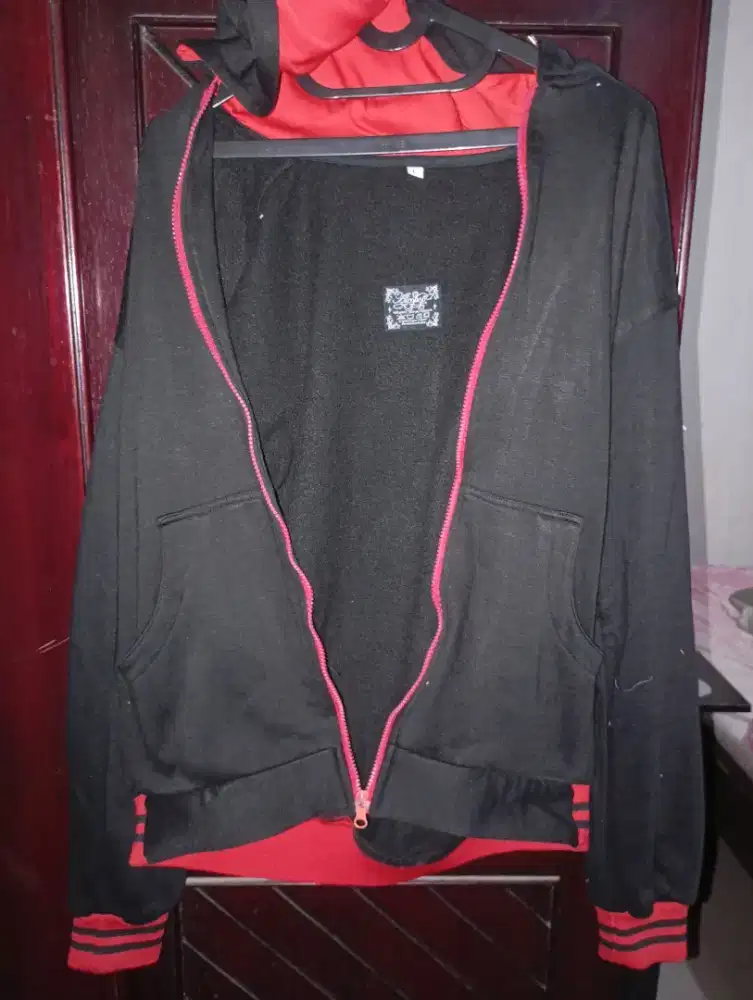 Jaket Hoodie Pola Garis Tangan