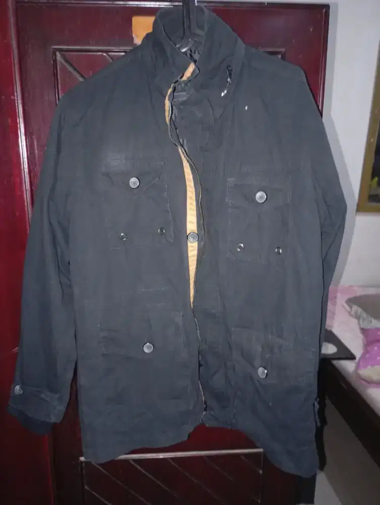 Jaket Parka Hitam pola coklat resleting dan kancing dengan Hoodie