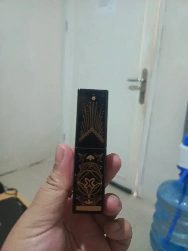 Makeover Glassy Lip Lacquer x Hian Tjen Shade Social