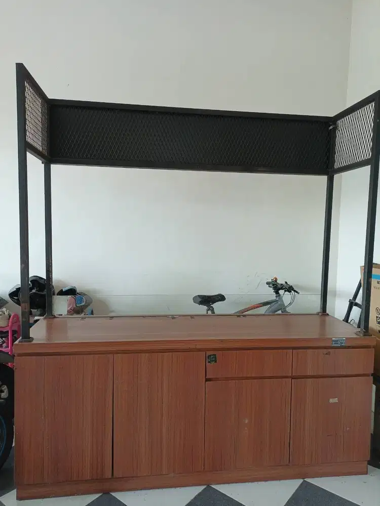 Dijual Meja/Booth kasir, kompor custom, neon signage ex Burger Bangor