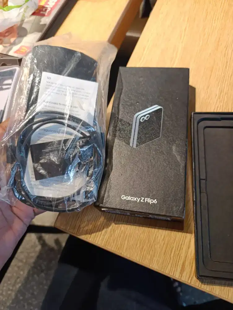 Samaung z flip 6 warna sky blue