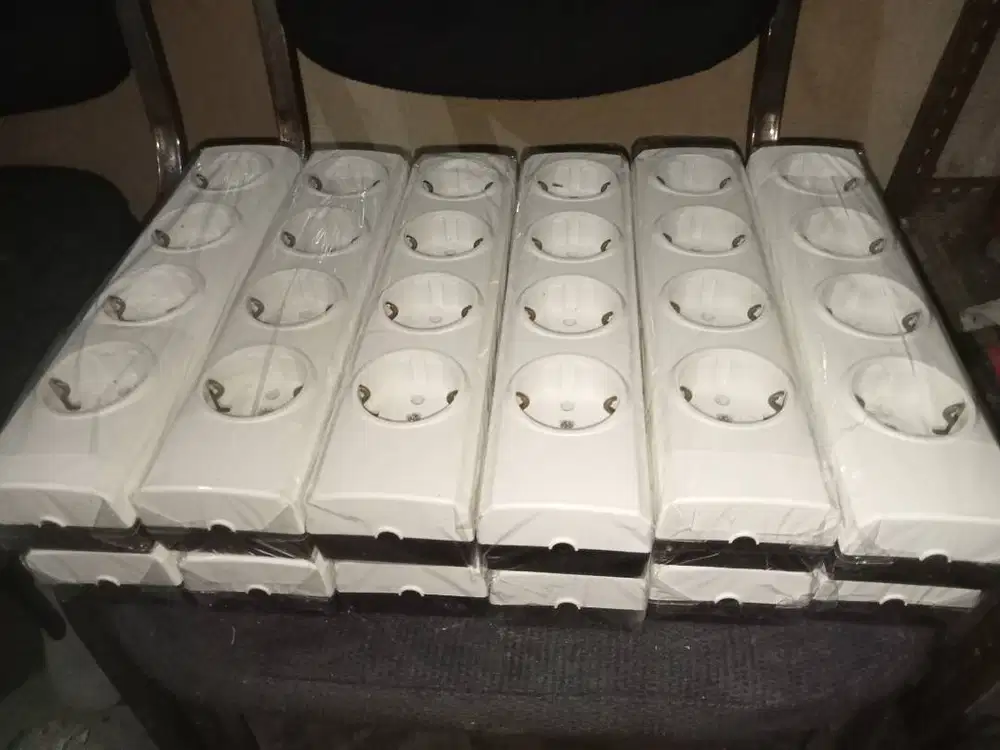 Stop kontak 4 lubang broco