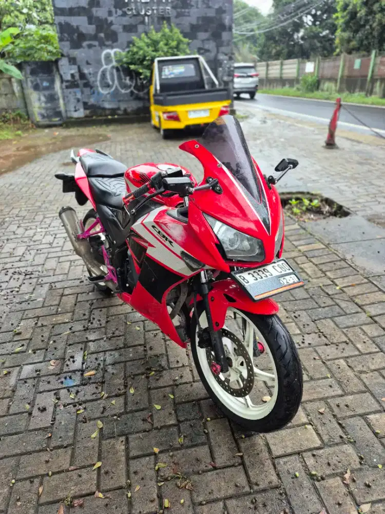 Dijual Honda CBR 150R tahun 2015 surat lengkap