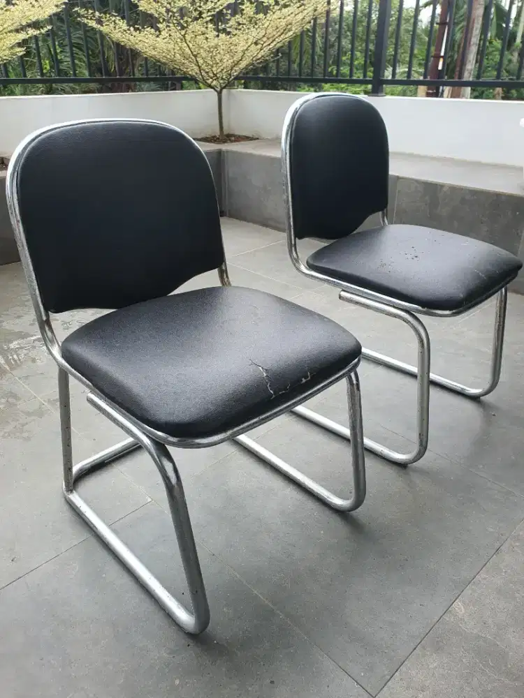 Kursi besi lapis kulit