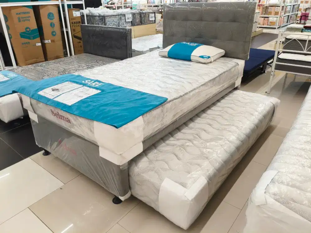 TEMPAT TIDUR SORONG SELMA SOICA – PRAKTIS & HEMAT RUANG