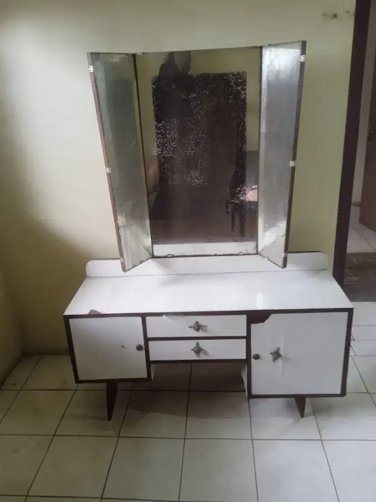 Bufet, meja rias, dipan, meja