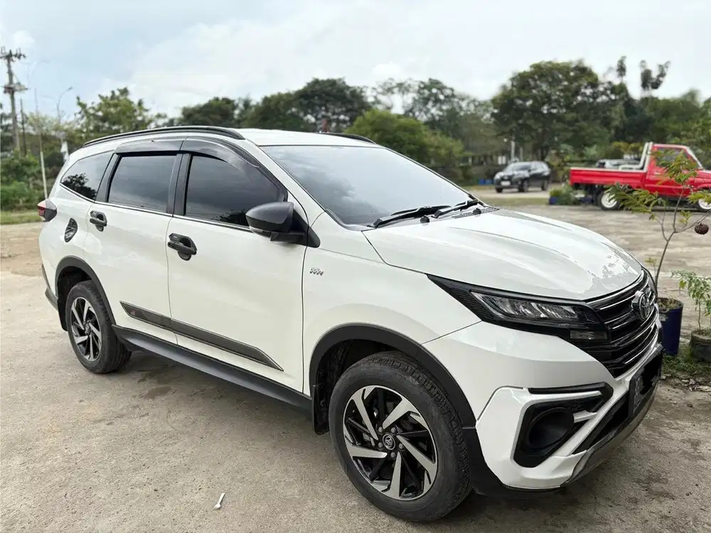 Dijual Toyota Rush GR AT Matic Putih
