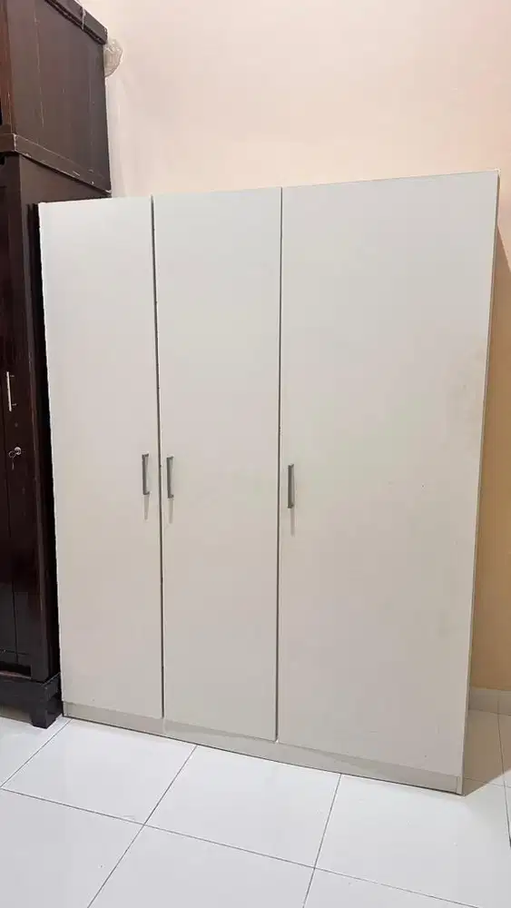 Lemari putih 3 pintu bekas