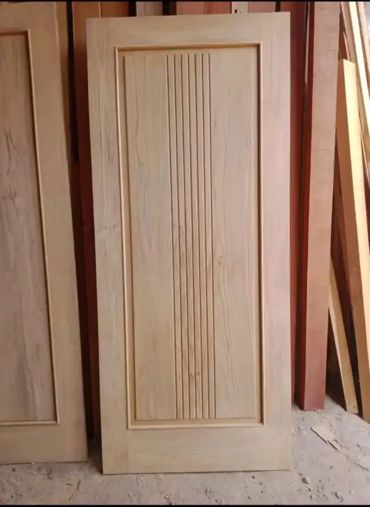 Pintu depan  Kuputarung bahan kayu jati