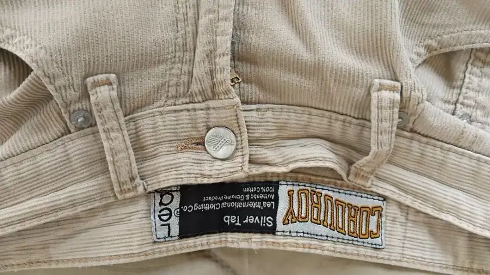 700 dapet 5 item, celana, kemeja, jaket, topi, sepatu. Cod surabaya