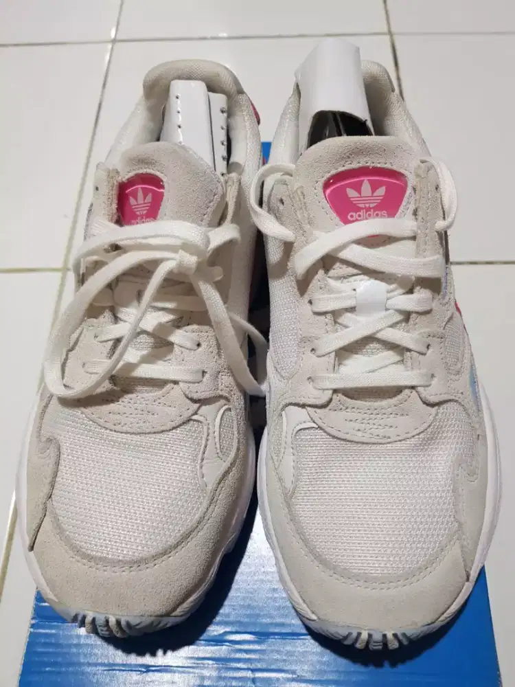 Sepatu Adidas wanita