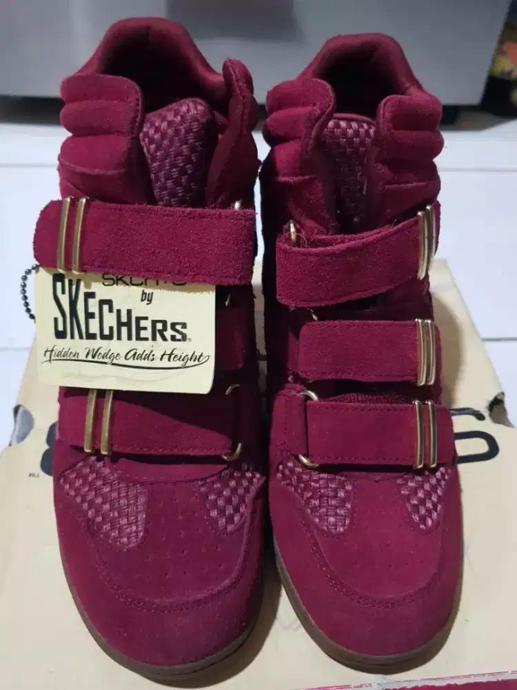 Sepatu wanita merk SKETCHERS