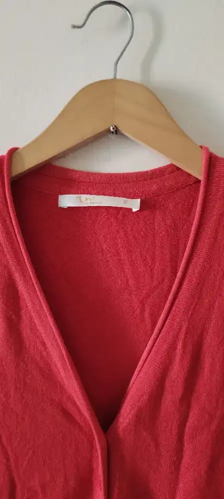 SWEATER MERAH HALUS, KONDISI BAGUS BANGET