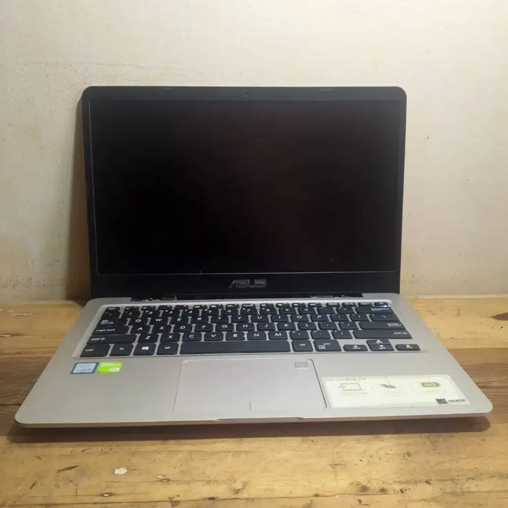 Pretelan laptop Asus A411 core i5 gen 8
 Ram 8 GB