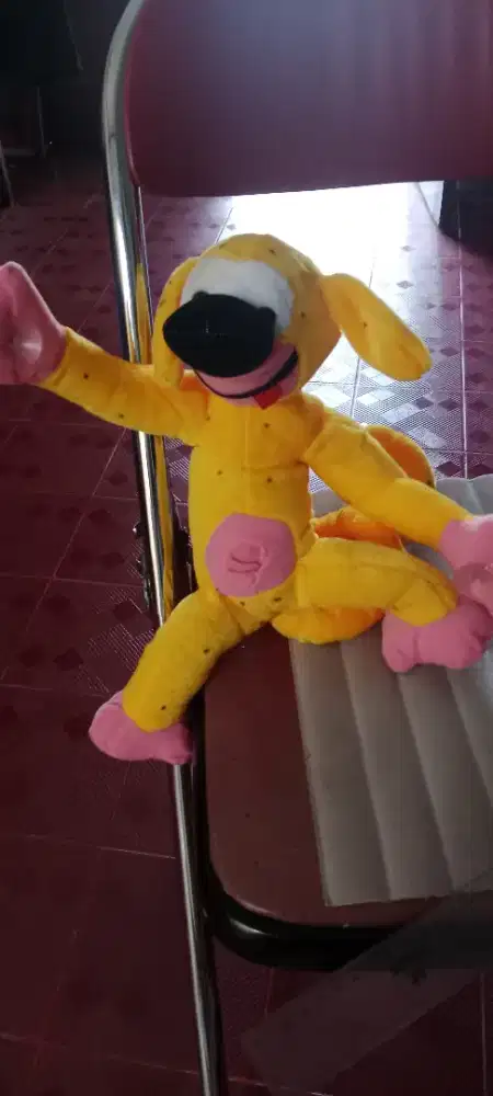 Boneka bisa tempel di kaca