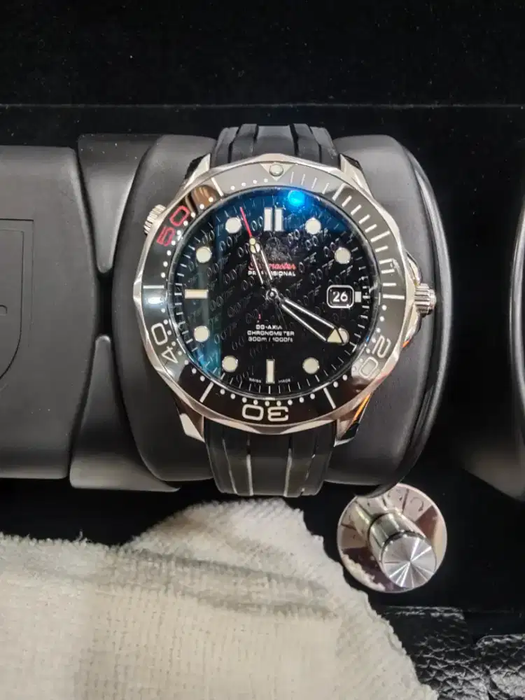 Jam tangan Omega Seamaster 007 limited edition