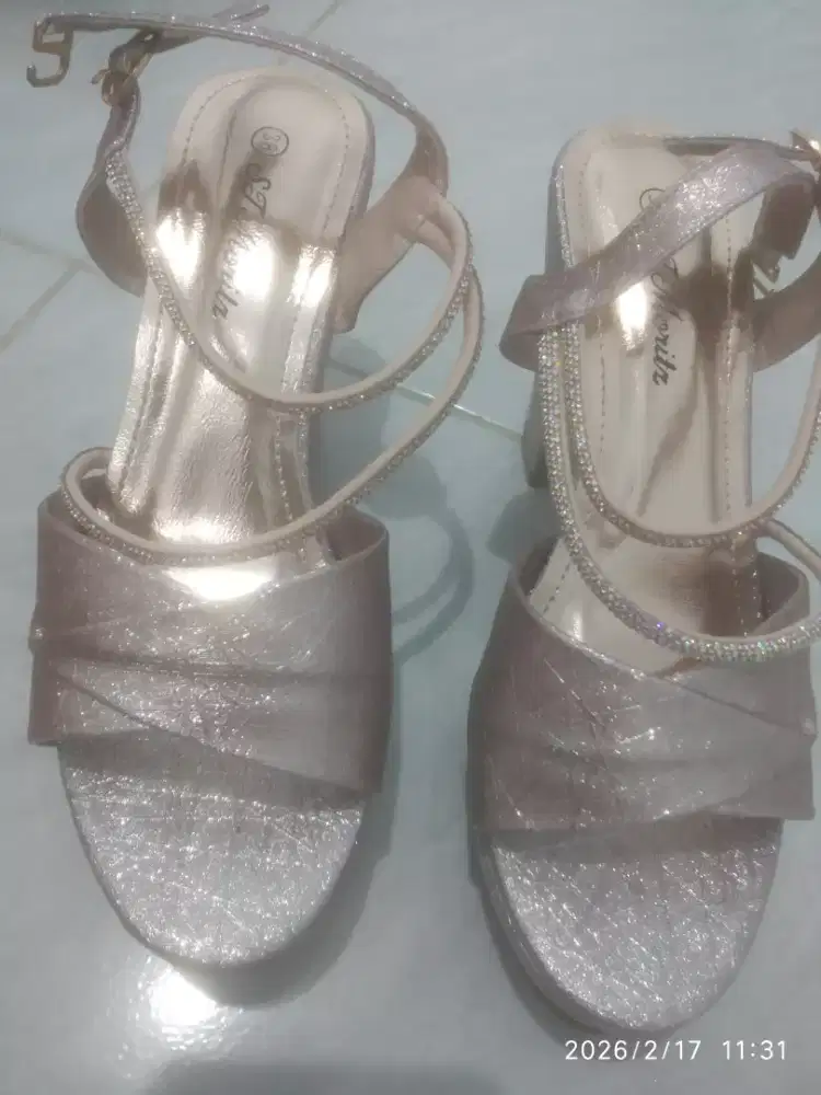 Di JUAL SEPATU WANITA MEREK ST MORITZ NO 38 HRG 400 RIBU