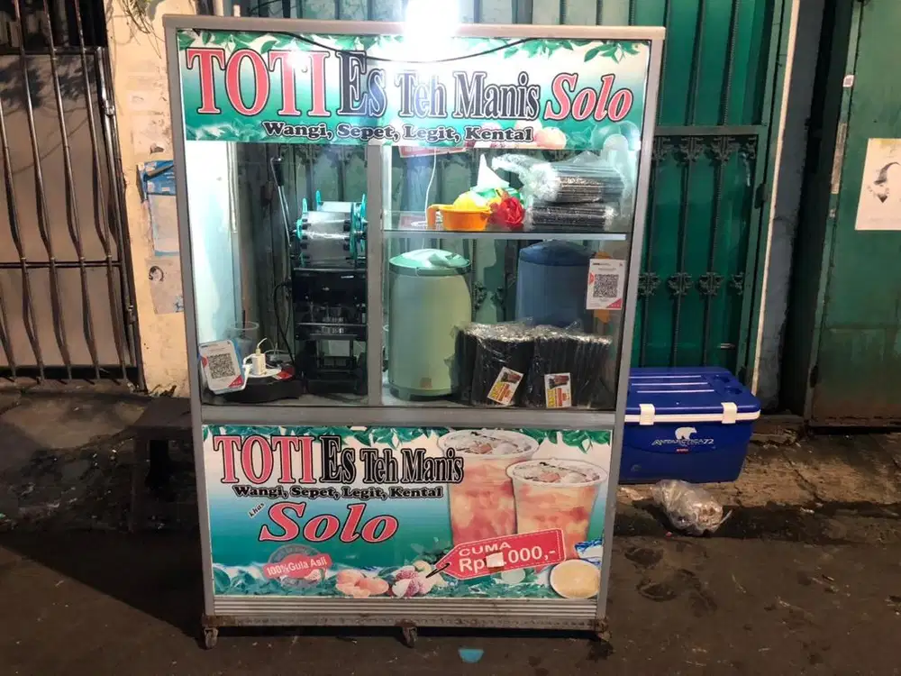 ETALASE BESAR ES TEH SOLO