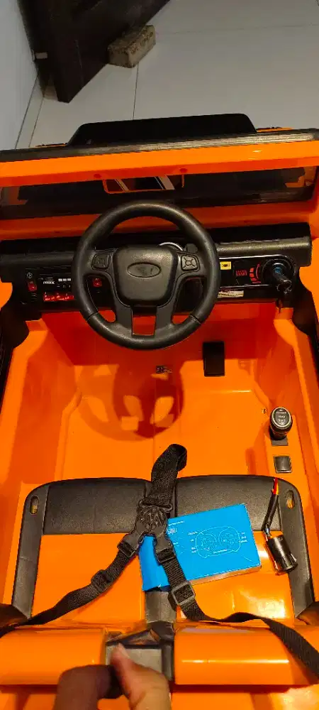 Mobil mainan aki Jeep oren nego