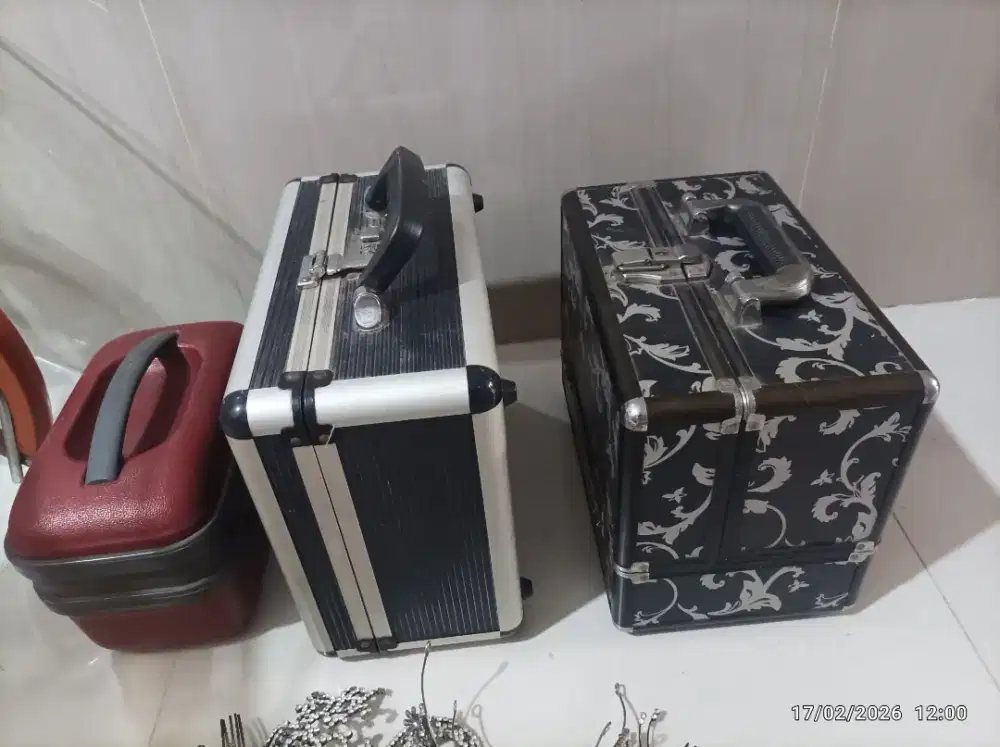 Dijual tas makeup kondisi bagus dan alat facial apa adanya