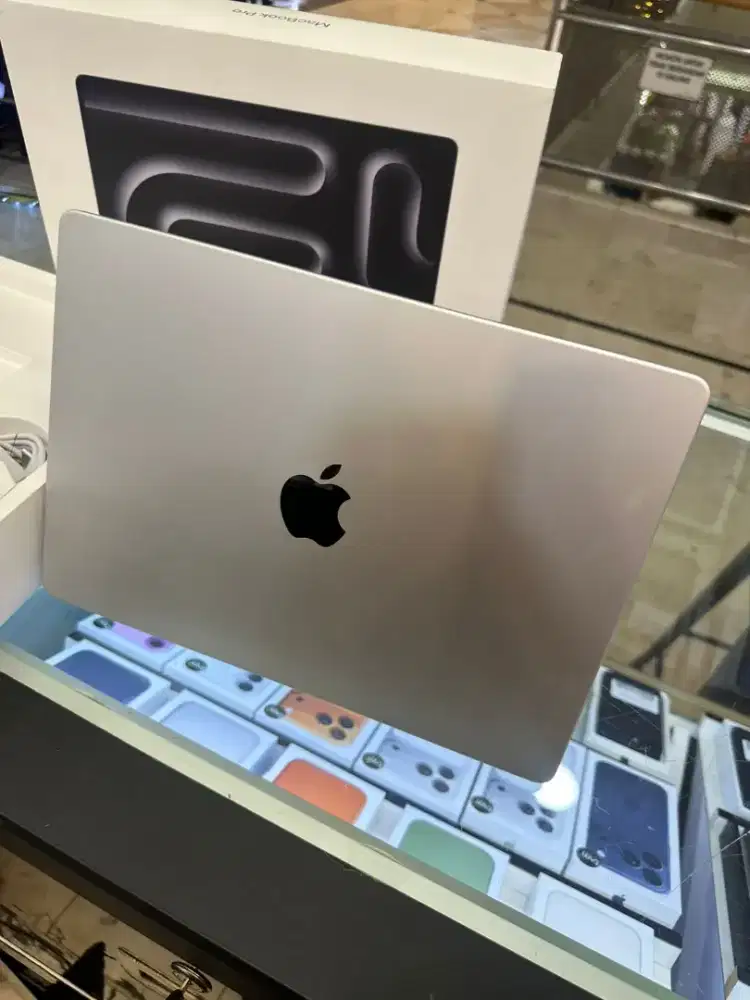 Macbook Pro M5 14inch 16/1TB Garansi iBox 19/01/27 Like New