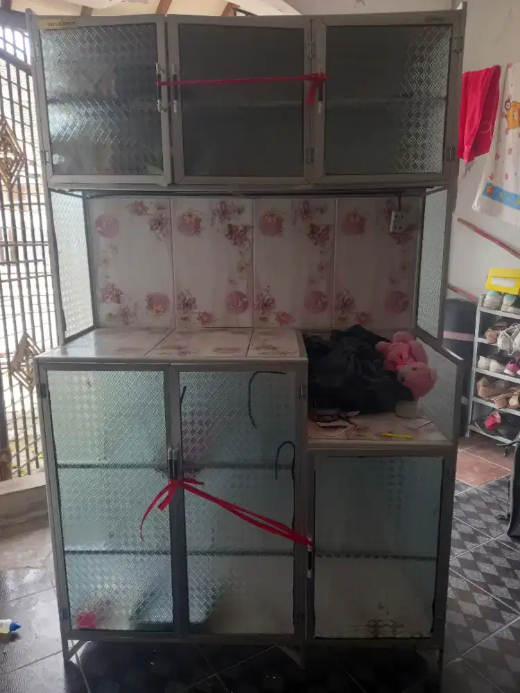 Lemari puring kaca aluminium 3 pintu seperti baru
