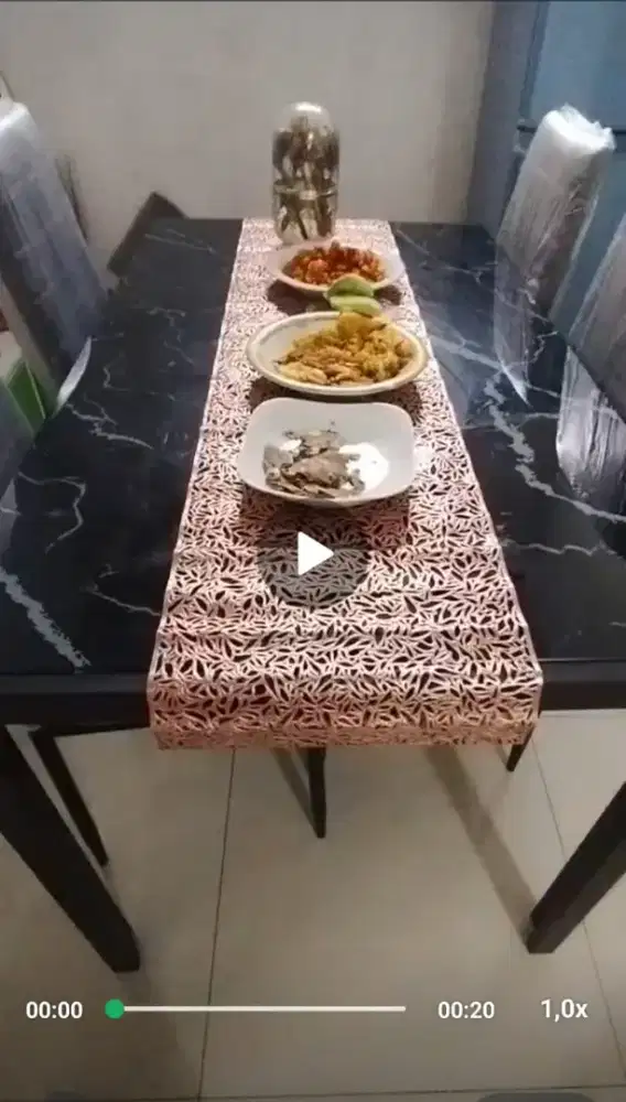 Meja makan keluarga