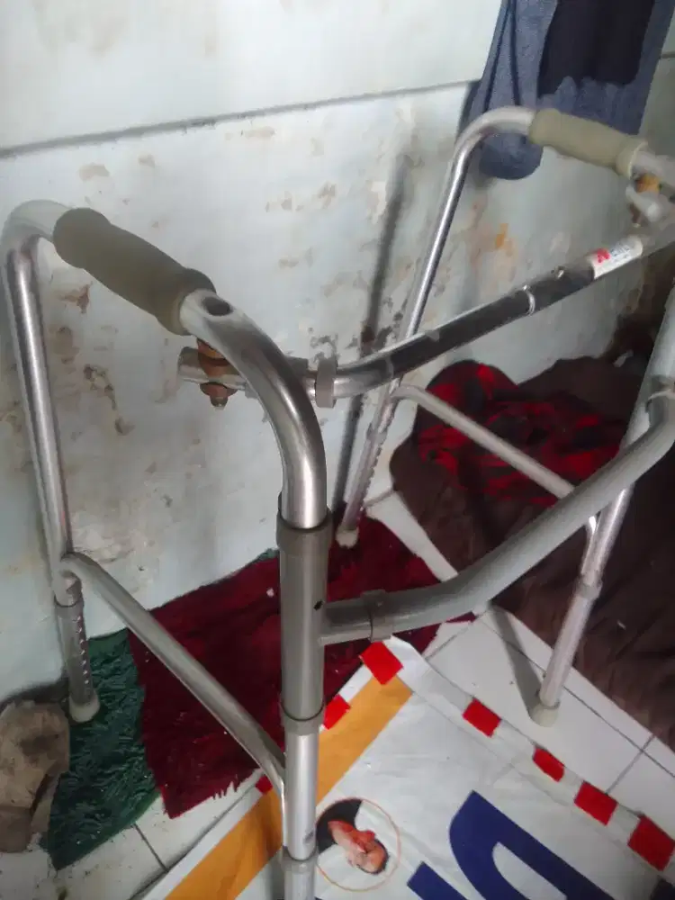 Walker alat bantu jalan lansia