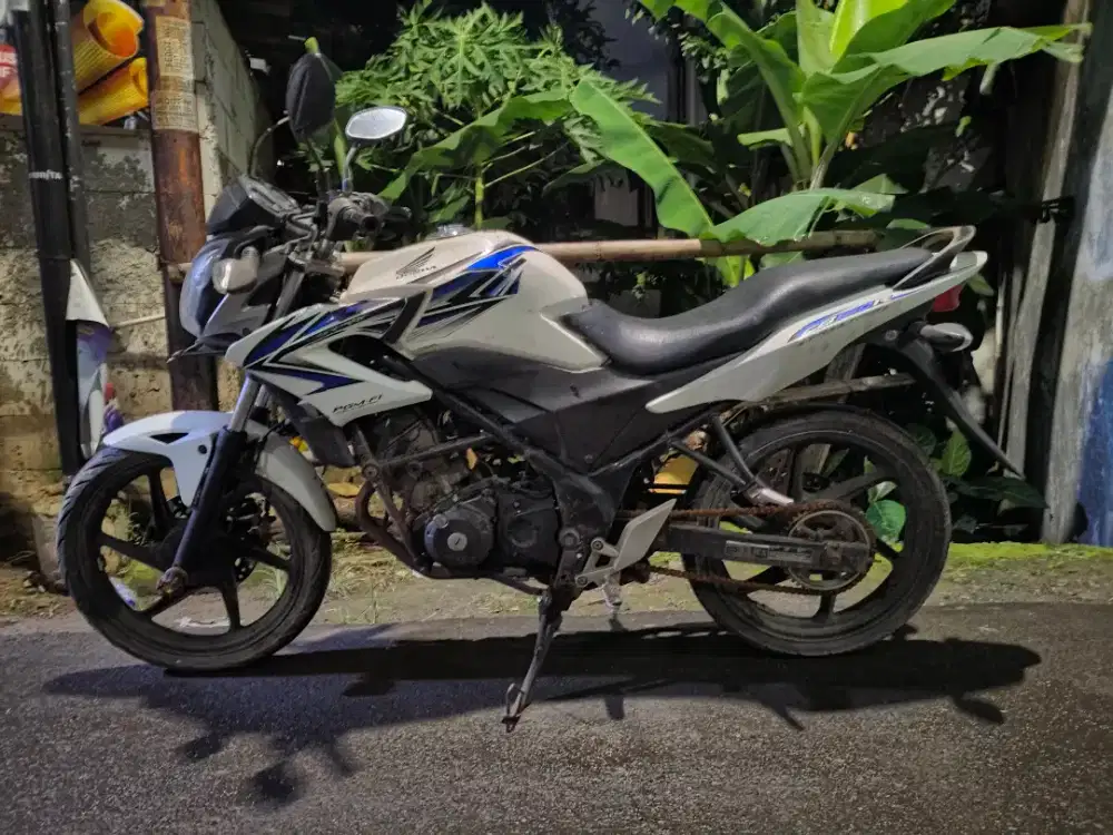 Honda cb150 r 2013