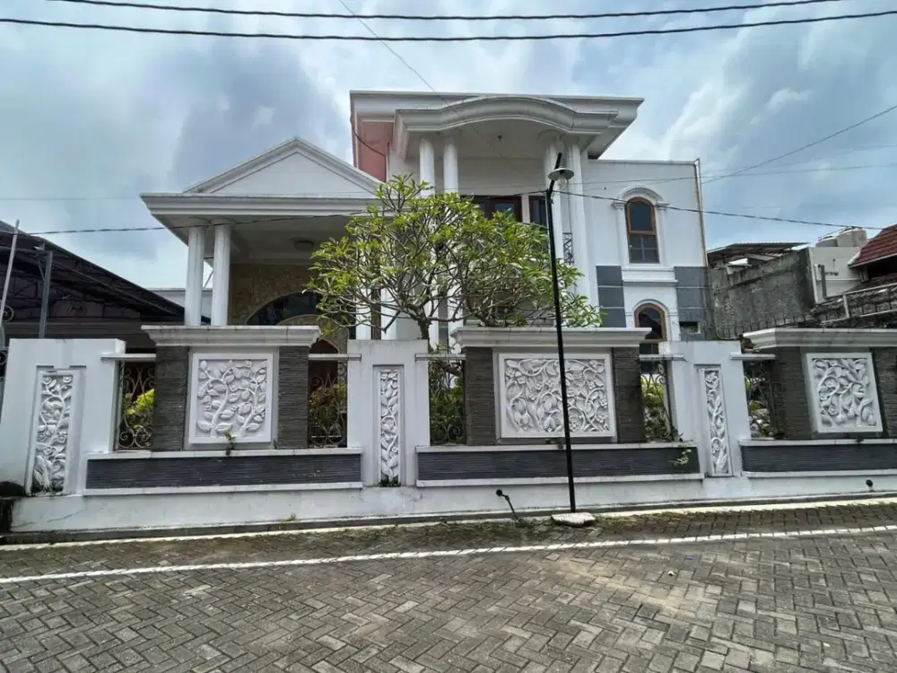 Rumah Mewah Kolam Renang Semi furnish di Bulusan Tembalang Semarang